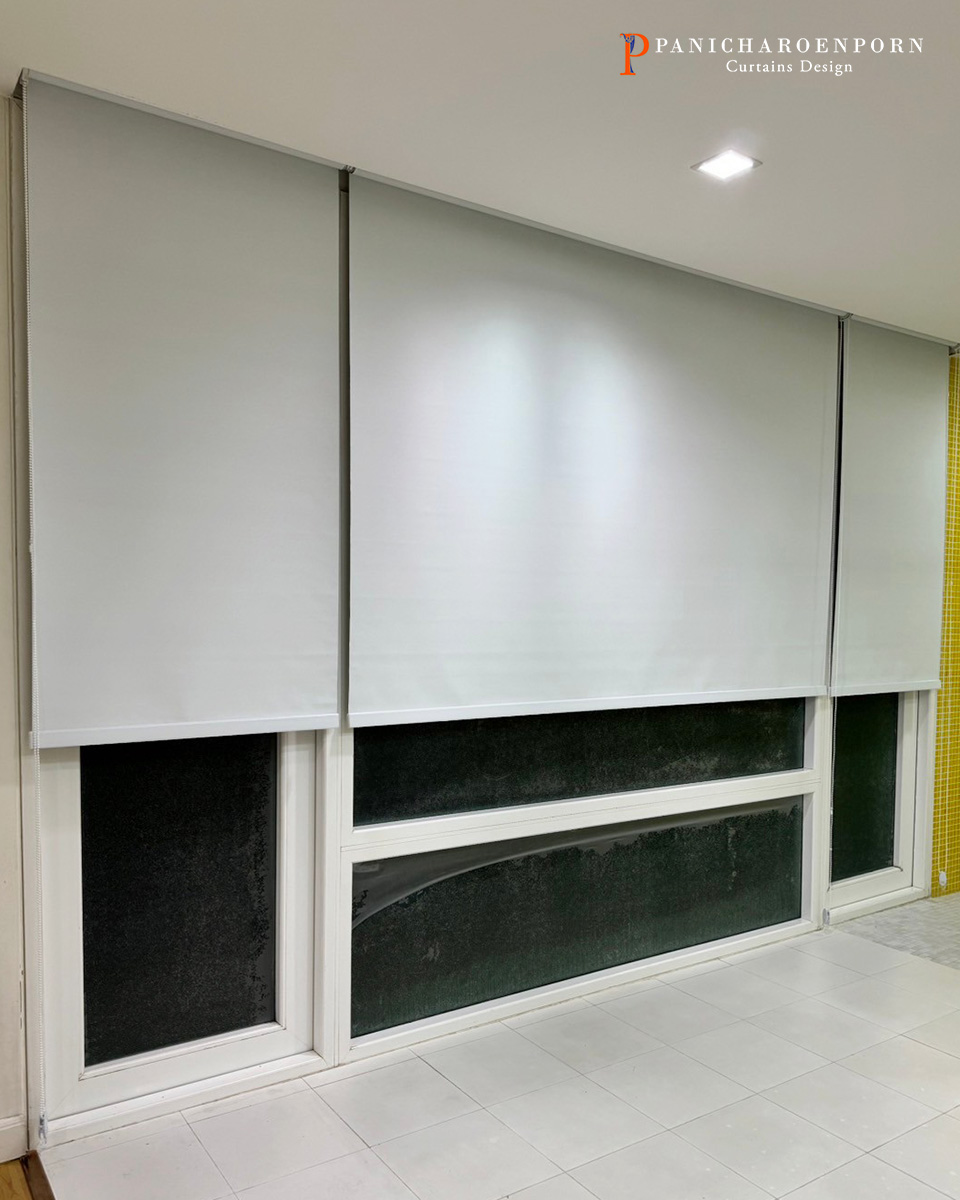 เวลาเลือกม่าน หลายคนอาจลังเลว่า ม่านม้วน กับ ม่านธรรมดา ต่างกันยังไง? จริง ๆ แล้วทั้งสองแบบมีเสน่ห์และการใช้งานที่ไม่เหมือนกัน